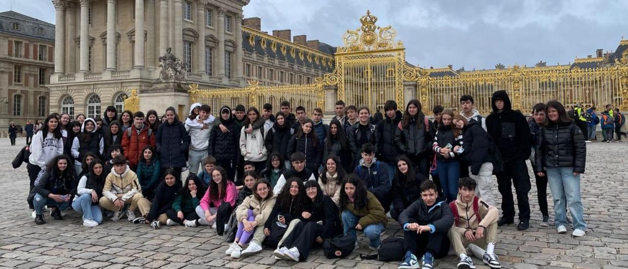 Estudiantes de Tomiño,
en la entrada del palacio de Versalles.