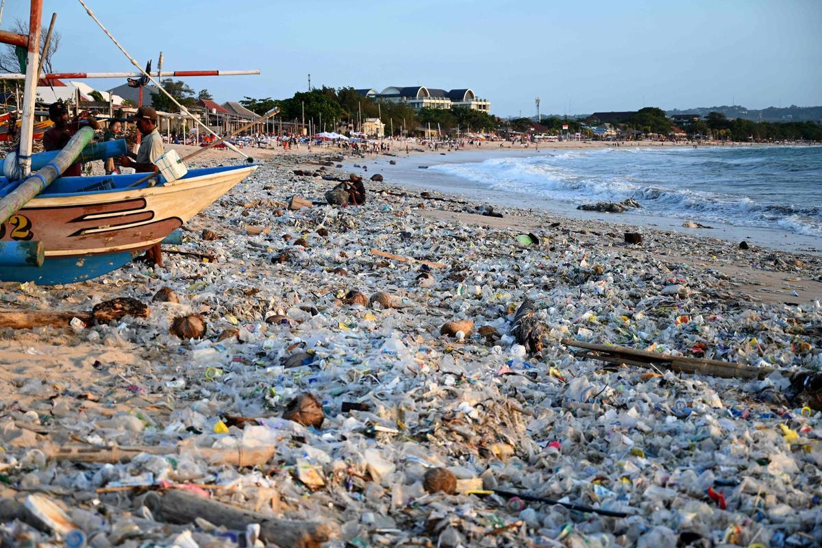 La basura se acumula en las playas de Bali tras la temporada de lluvias por la falta de gestión de residuos