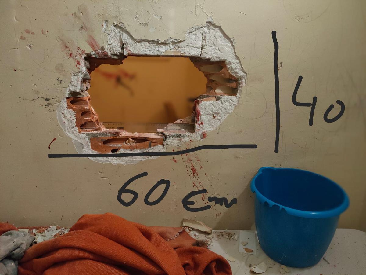 Un preso agujerea la pared de su celda en la cárcel de Lleida para atacar a otro
