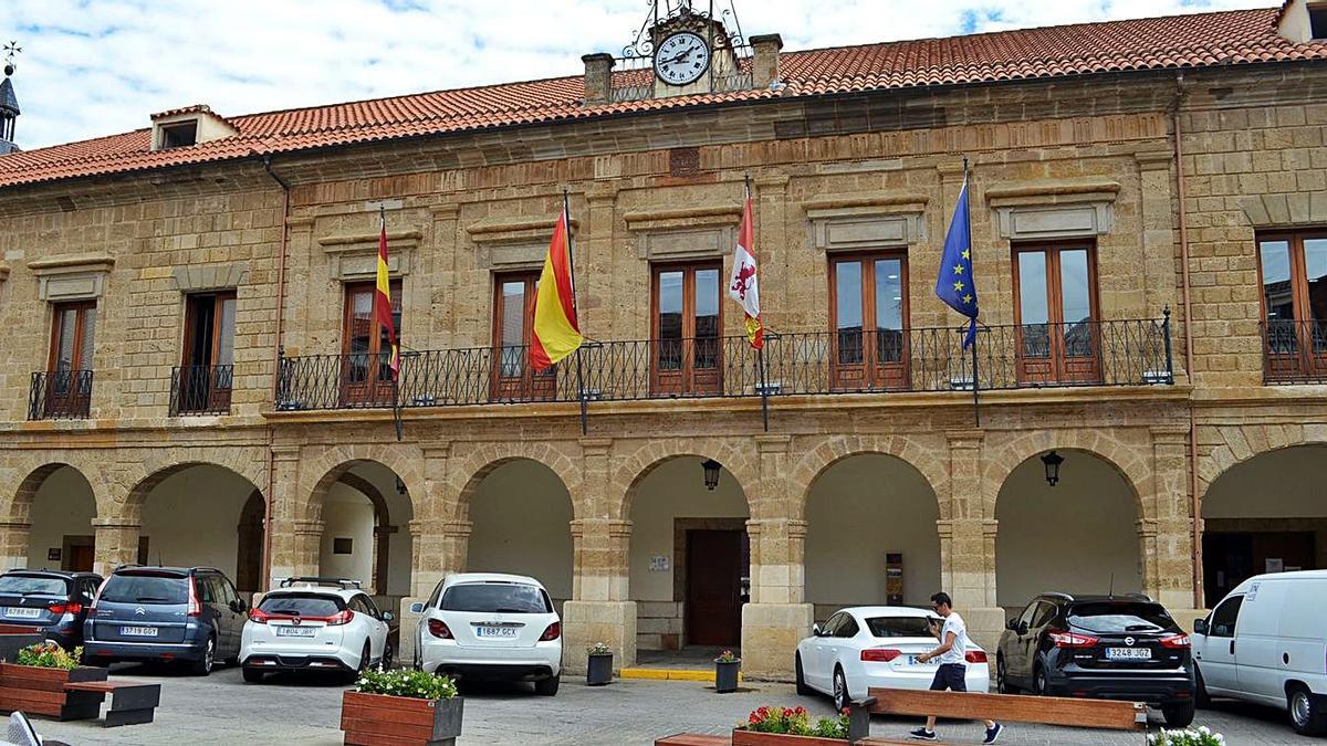 El ayuntamiento de la Plaza Mayor será uno de los edificios que se apagarán esta tarde. | L. O. Z.