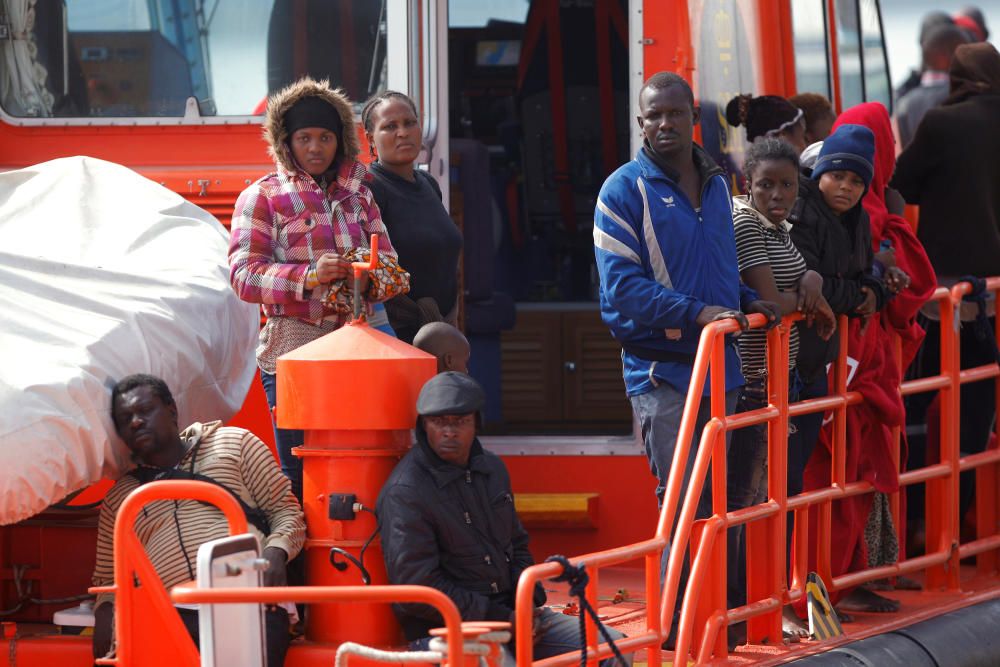 Rescatan a los 56 ocupantes de una patera en el Mar de Alborán