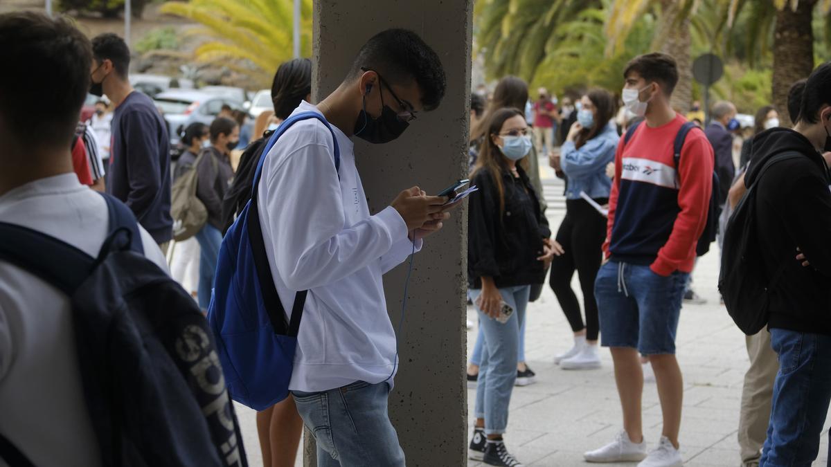 Estudiantes antes de entrar a las pruebas de la EBAU en Gran Canaria.