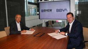 Francisco Pla, director regional de BBVA en Catalunya, y Pere Navarro, delegado Especial del Estado del CZFB, en el acto de la firma, que ha tenido lugar hoy en las instalaciones de DFactory.