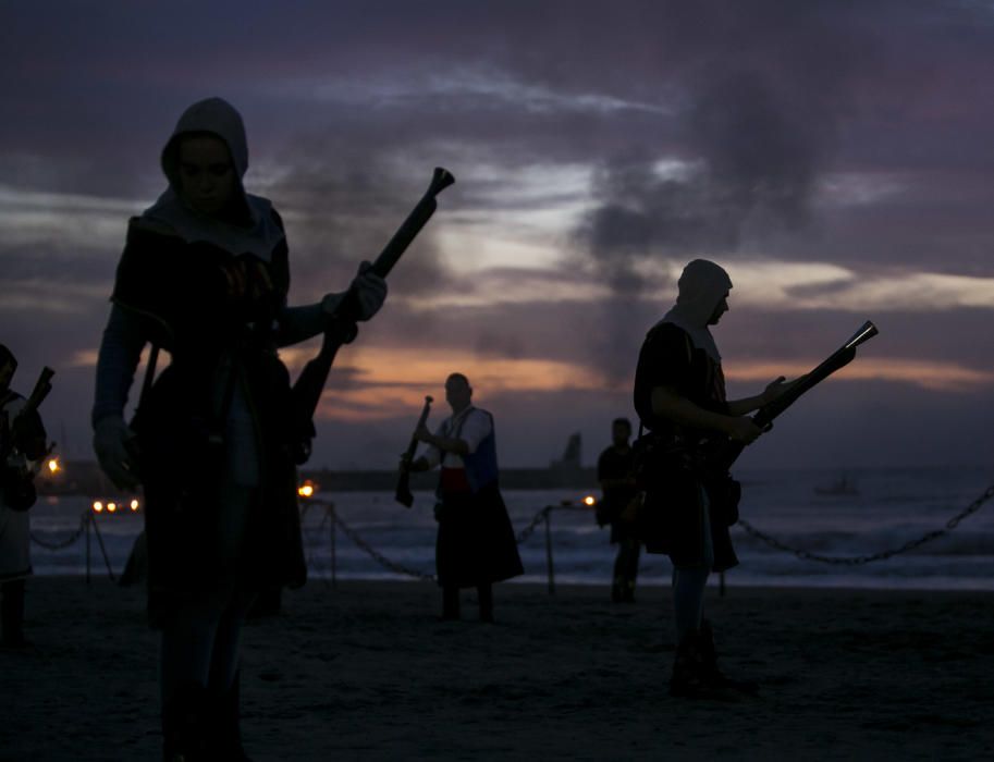 Un espectacular Desembarco al alba da inicio a los Moros y Cristianos en El Campello