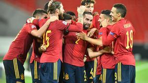 Los jugadores de España celebran el postrero empate de Gayà ante Alemania. 