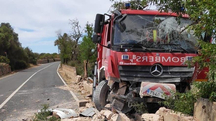 Camión de Bombers de Mallorca tras sufrir el accidente entre Llucmajor y s&#039;Estanyol.