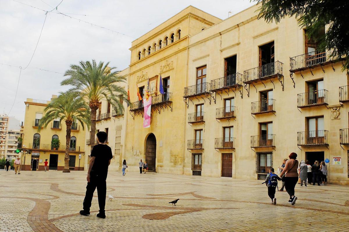 Una imagen de la fachada principal del Ayuntamiento de Elche, vista desde la Plaça Baix.