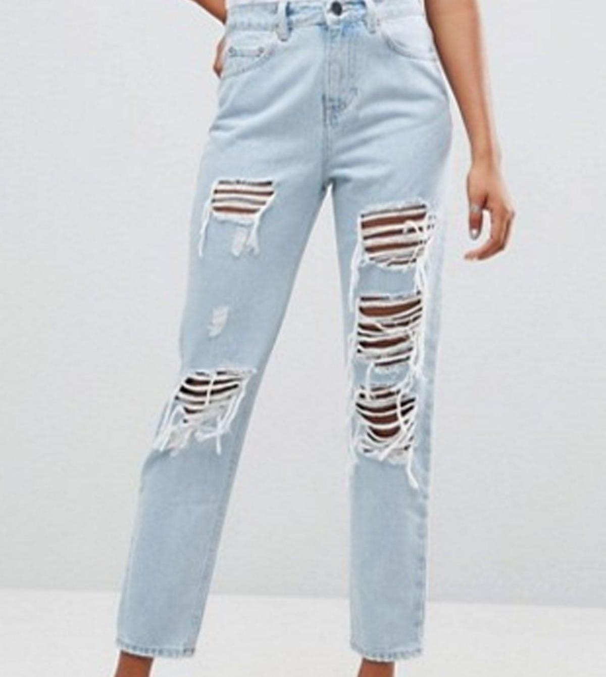 Vaqueros Mom en lavado envejecido de Asos. (Precio: 22,99 euros)