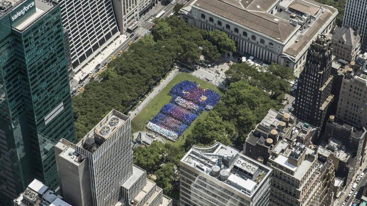 El mosaico con la camiseta gigante organizado por el Barça en dibujado en el Bryant Park de Nueva York.