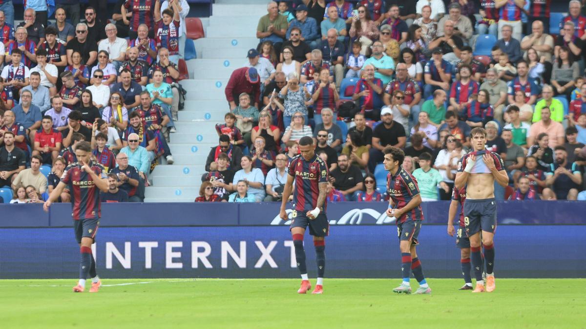 Los futbolistas del Levante UD celebran un gol ante el Celta.