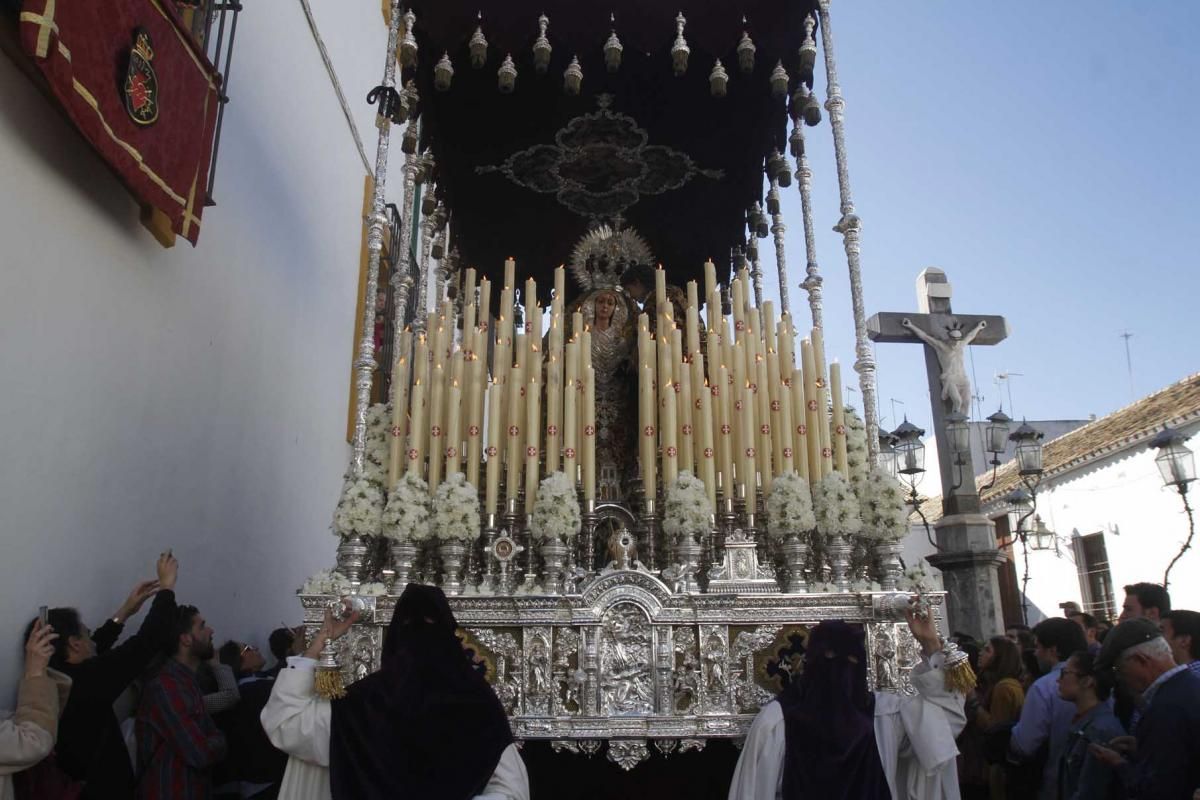 La cofradía de la Sangre enseña su caminar clásico