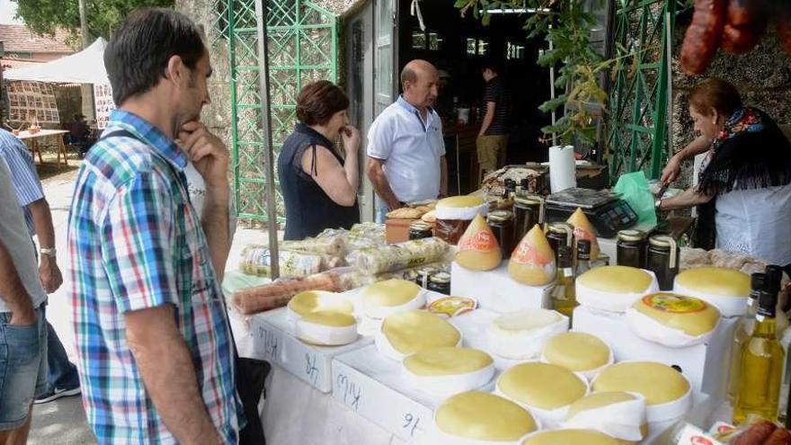 Uno de los puestos de venta del mercadillo. // R.V.