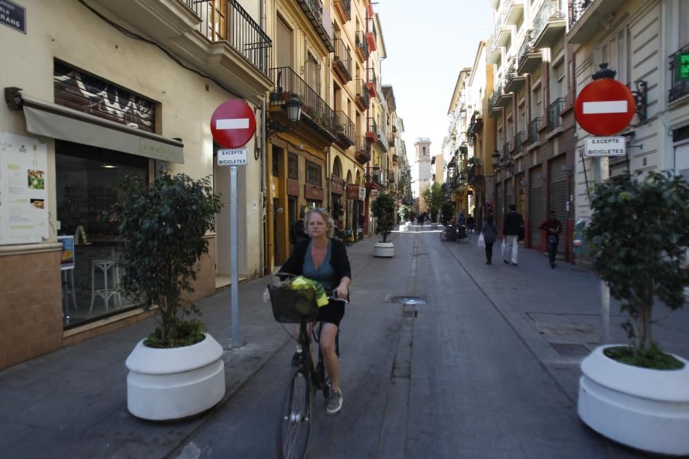 Bicis y peatones toman la calle Serranos.