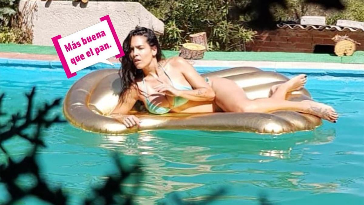 Lorena Castell posado en la piscina