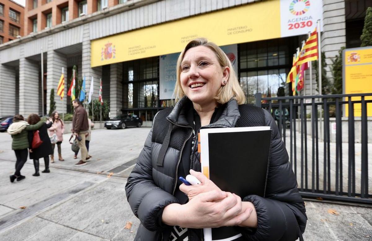 Isabel Blanco, ayer frente a la sede del ministerio en Madrid. | J. Lázaro - Ical