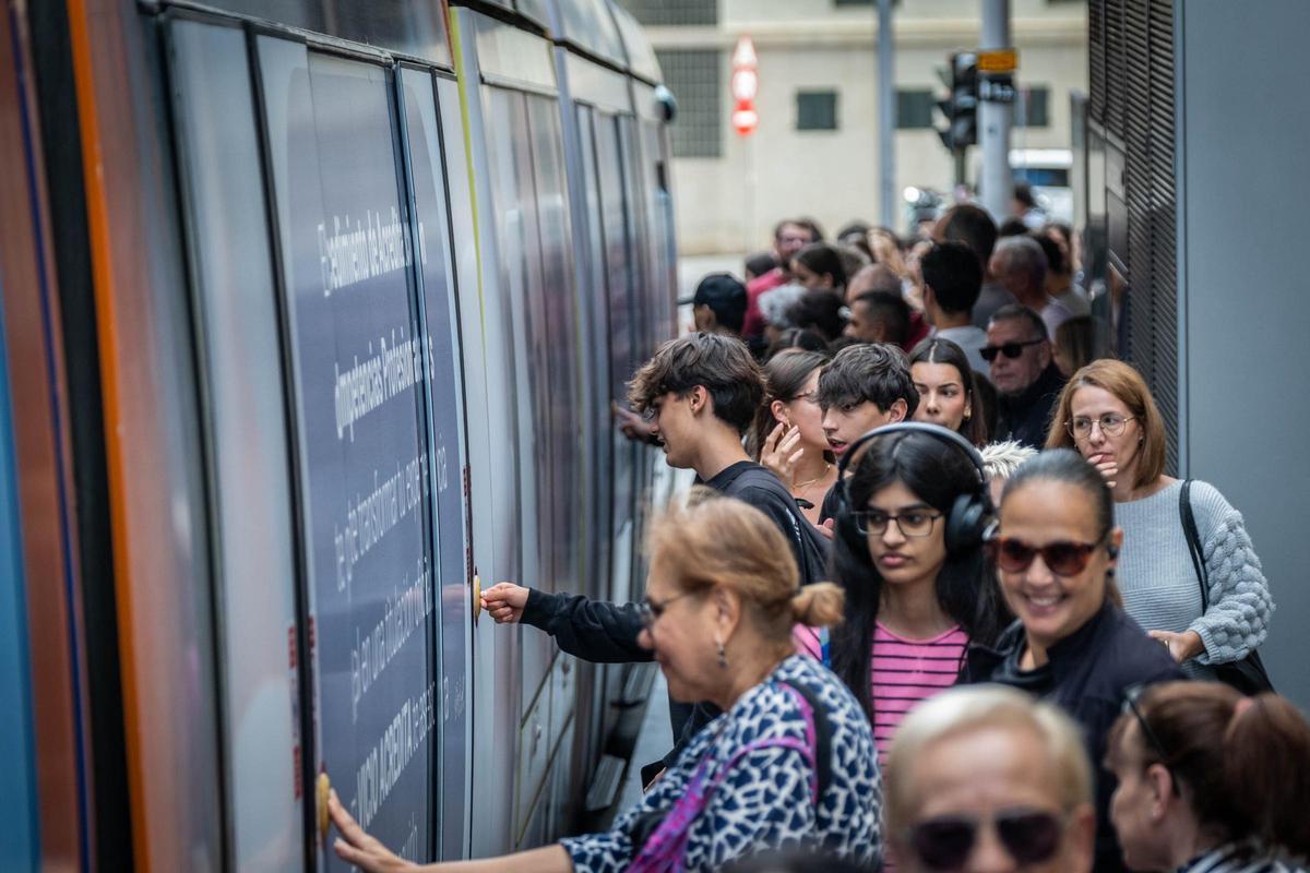 Cola de personas para subirse al tranvía en la parada de Teatro Guimerá