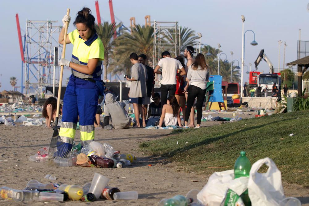 Así quedaron las playas tras la Noche de San Juan.