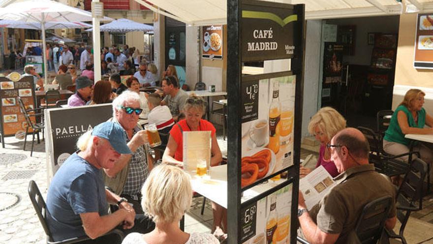 Turistas en una terraza del Centro de Málaga.