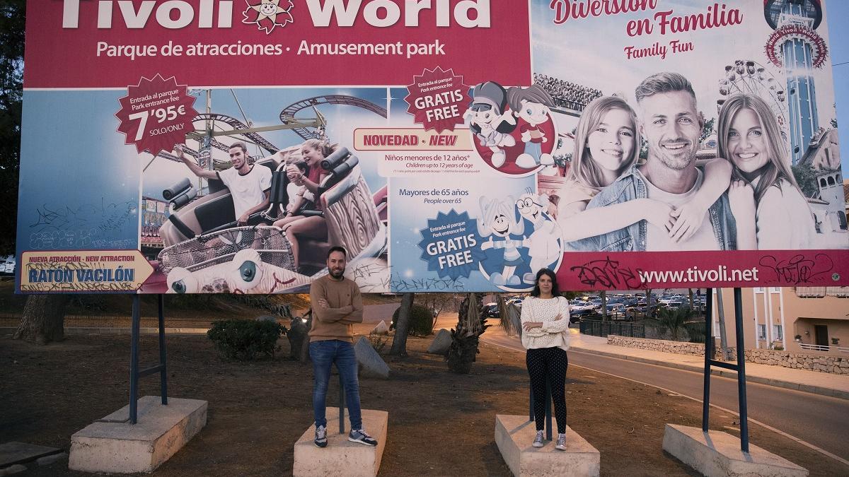 Los periodistas Lucía Muñoz Lucena y Sergio Rodrigo ante un viejo cartel publicitario del Tivoli World.