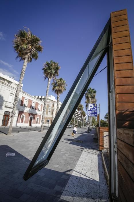 El paseo del Puerto ofrece una imagen de abandono, con escaleras rotas, suciedad, desconchones y pintadas