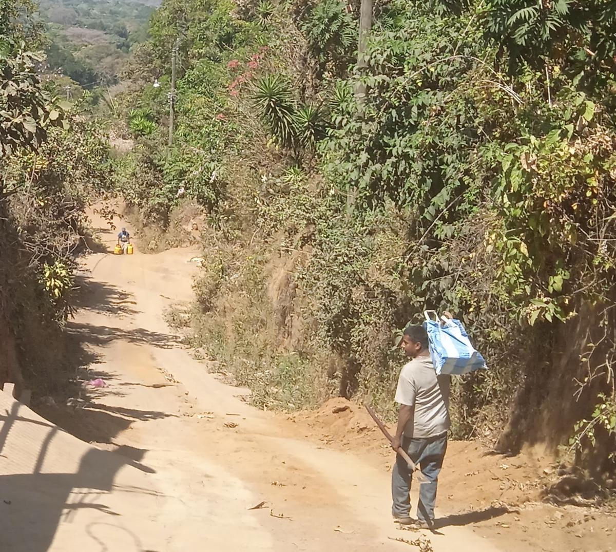 Imagen de un camino rural situada en Ochupse Arriba, comunidad situada en El Salvador, cerca de Santa Ana