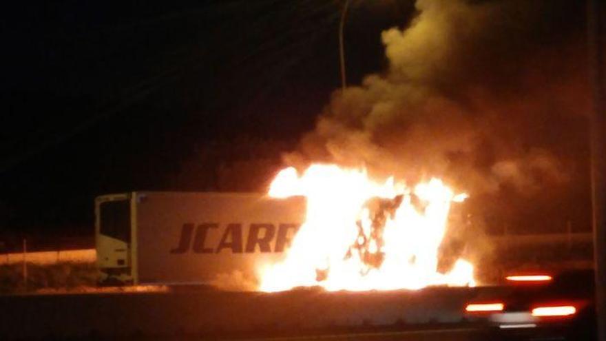 Arde un camión tráiler en la CV-10 con rollos de lona junto a Borriol