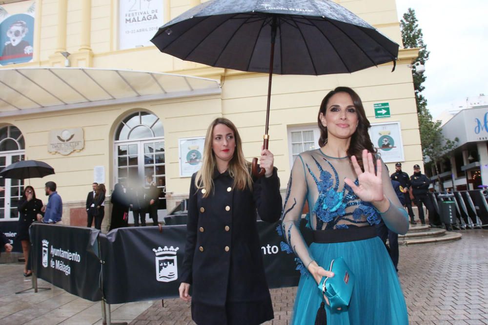 Las imágenes de una descafeinada, por la lluvia, primera alfombra roja del Festival en la que representantes políticos se mezclaron con los actores y directores protagonistas del certamen