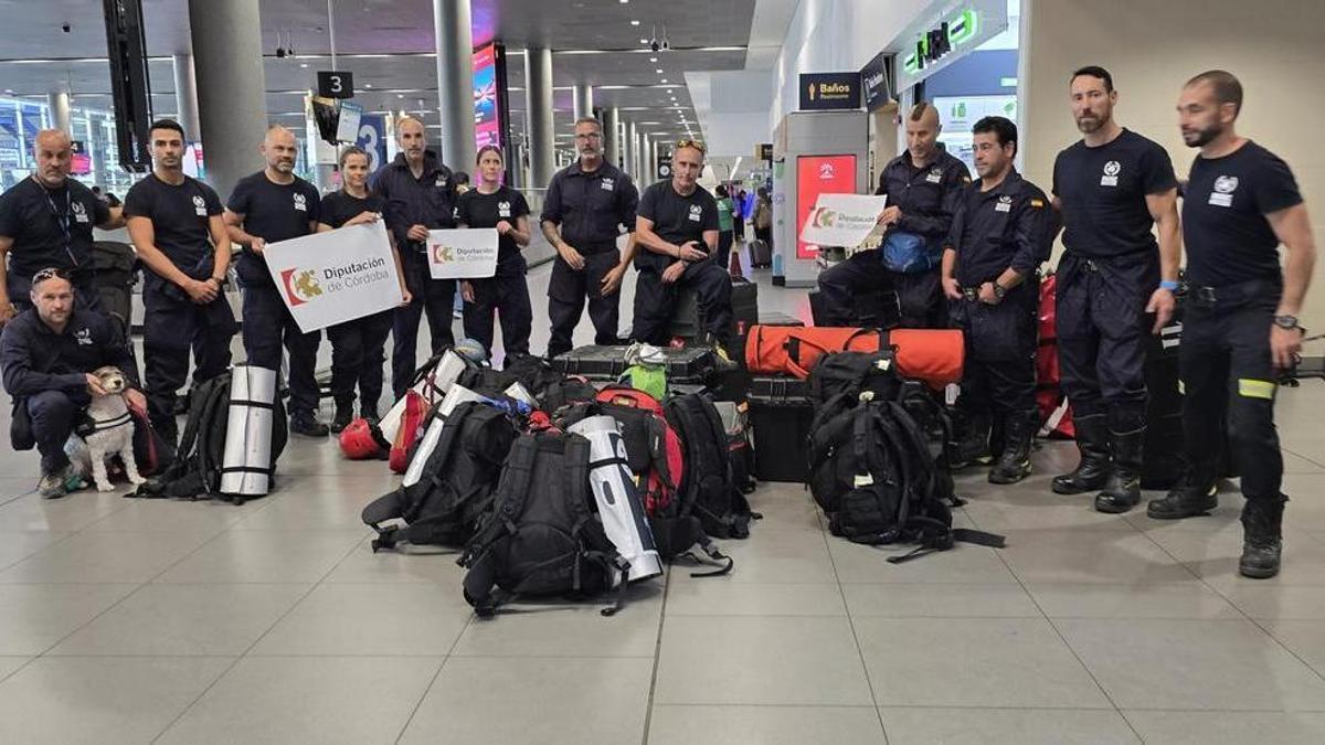 Los especialistas cordobeses en Barajas, junto al equipo de Bomberos sin Fronteras antes de salir para Venezuela.