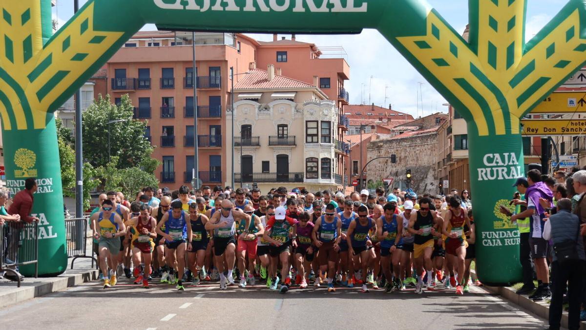Imagen de la salida masculina de la carrera Cerco de Zamora