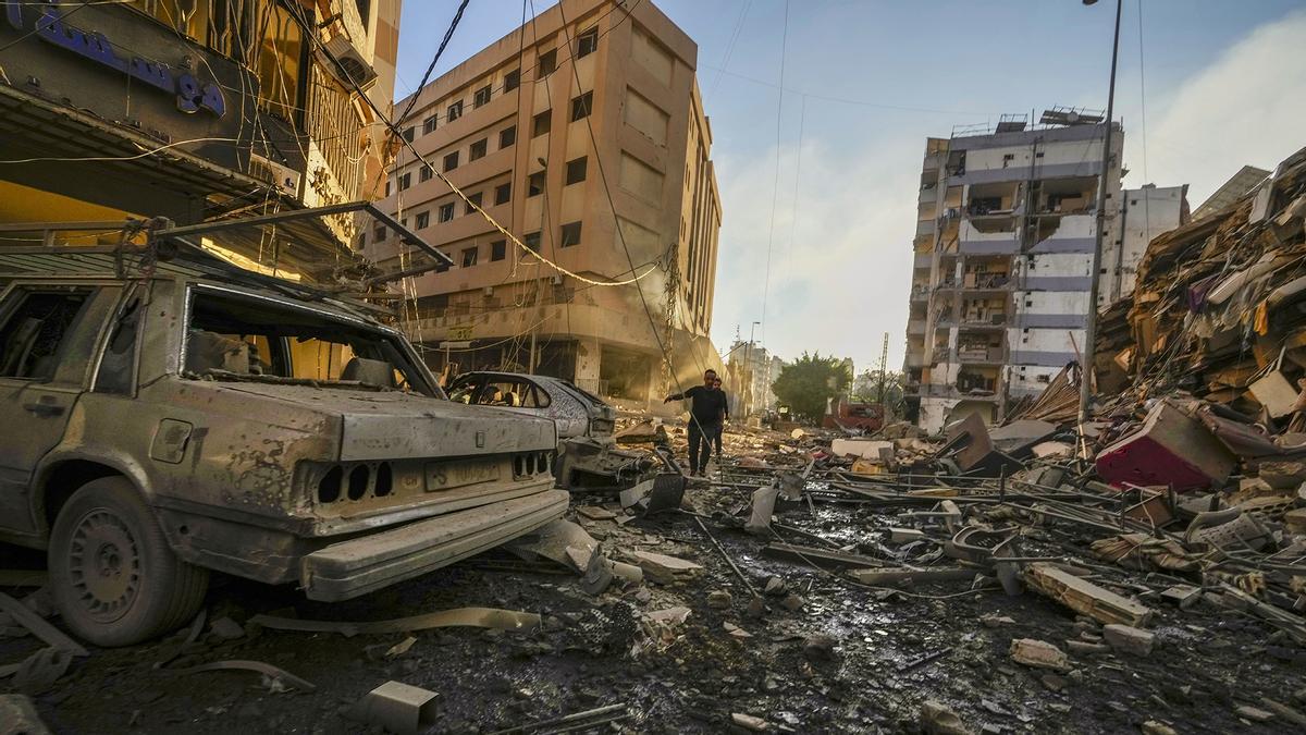 Residentes en Dahiyeh, Beirut, Líbano, corren para protegerse tras un ataque aéreo de Israel