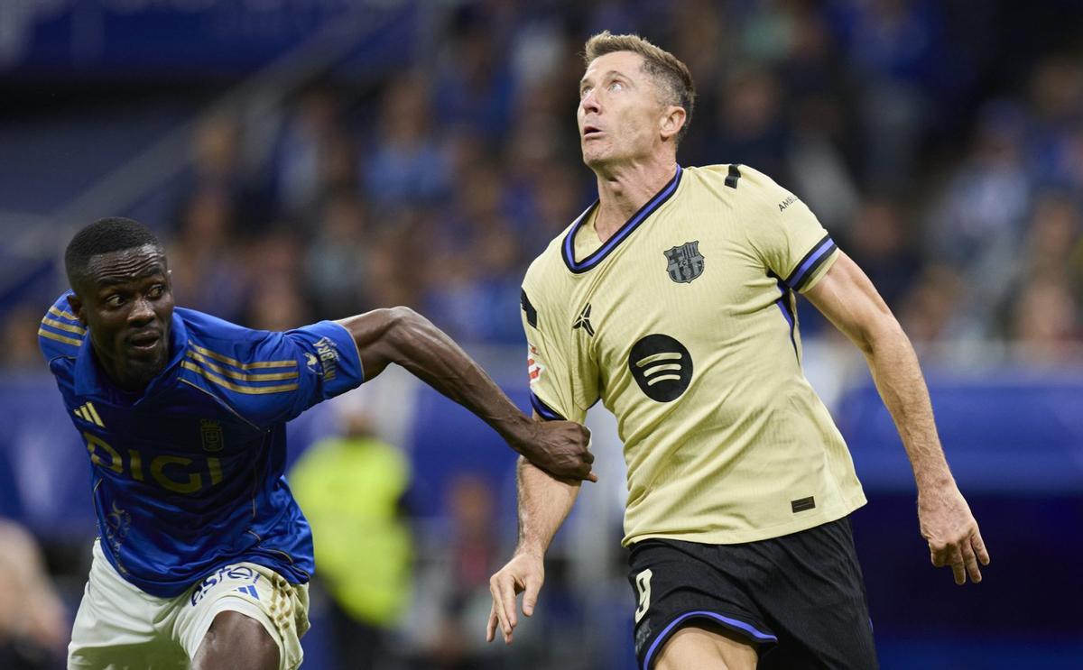 Eric Bailly pugna con Lewandowski en el partido del Oviedo contra el Barça. | E. P.