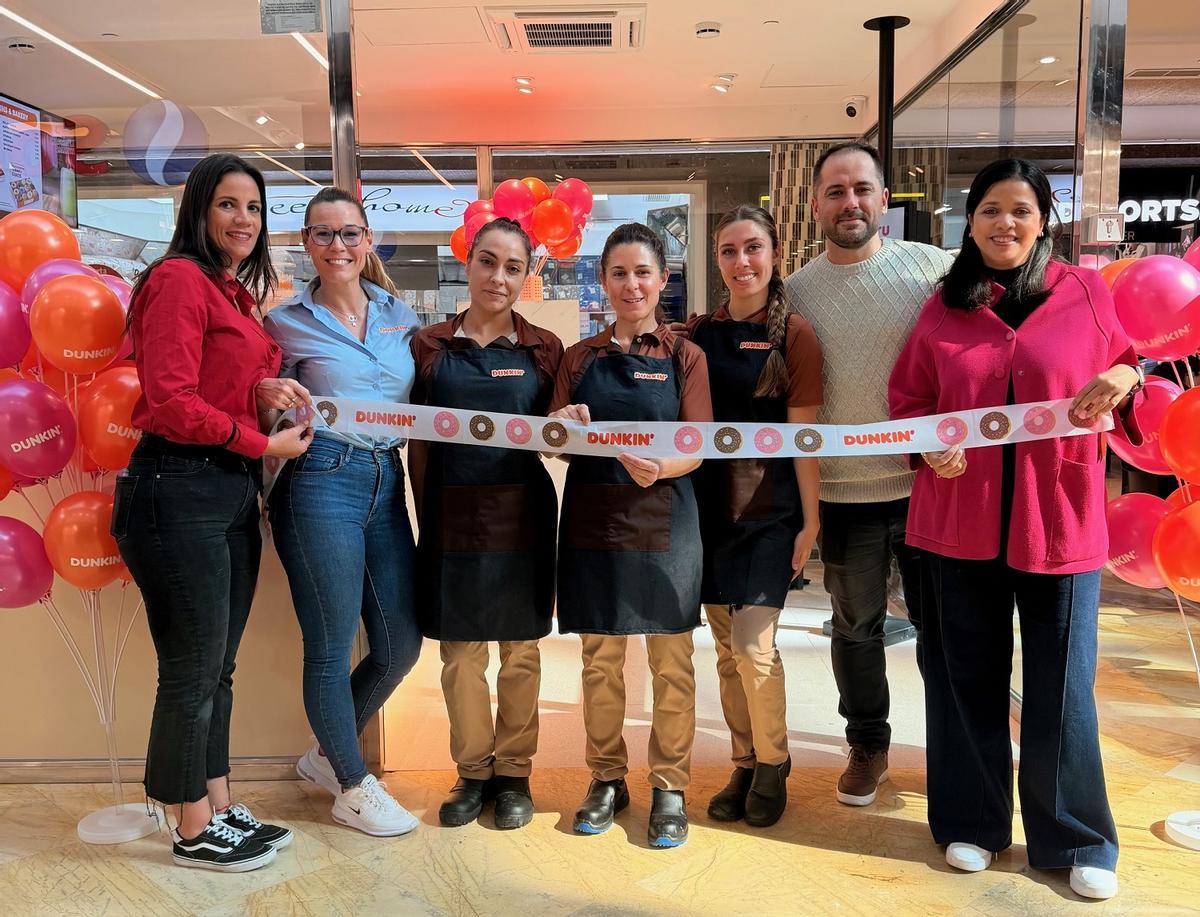 El equipo del nuevo establecimiento que Dunkin’ ha abierto en el centro comercial Rosaleda, en Málaga capital.
