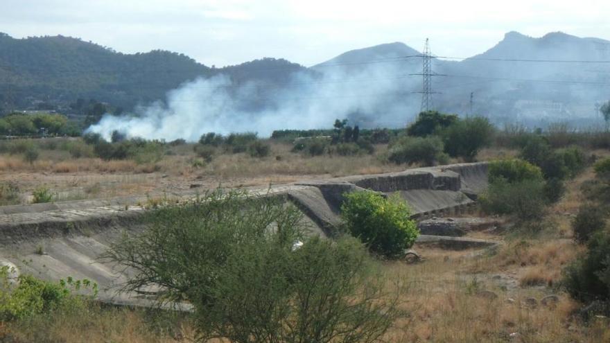 Extinguidos dos incendios en el cauce del Palancia