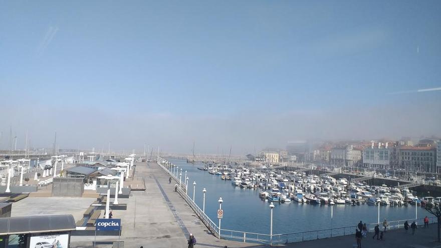 Gijón, oculta bajo la niebla