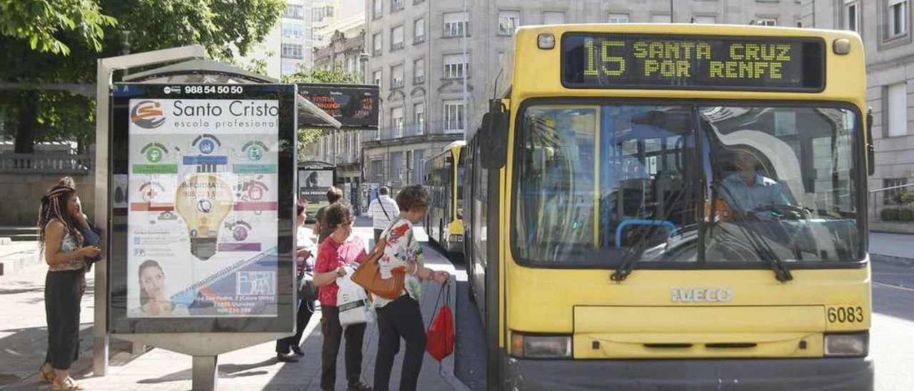 Uno de los autobuses del servicio urbano de transportes más viejo (matrícula OU) , en la parada de San Lázaro. // Jesús Regal