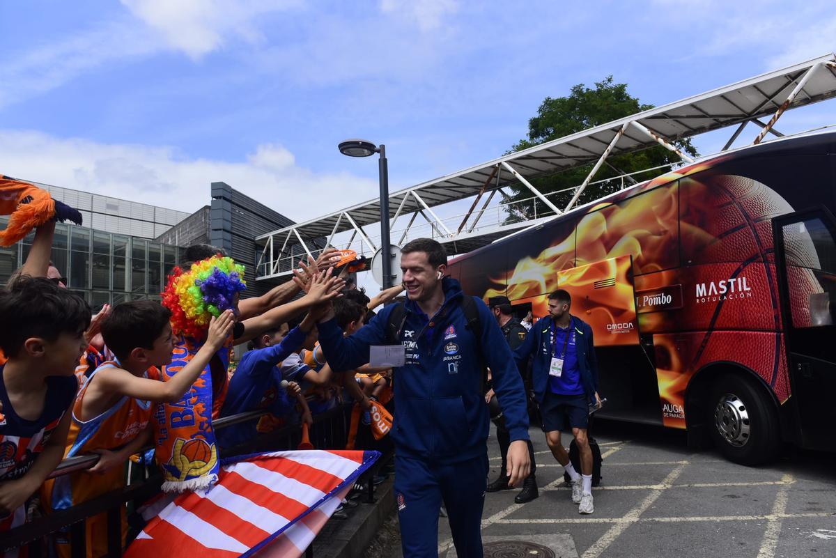 Recibimiento al Leyma Básquet Coruña antes de la semifinal por el ascenso a ACB ante el Palencia