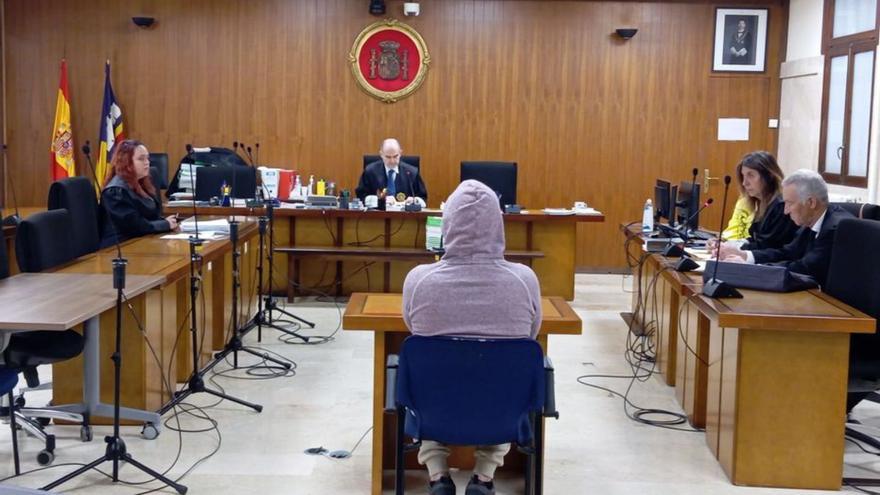 El hombre condenado, durante la vista celebrada en la Audiencia. | M.O.I.
