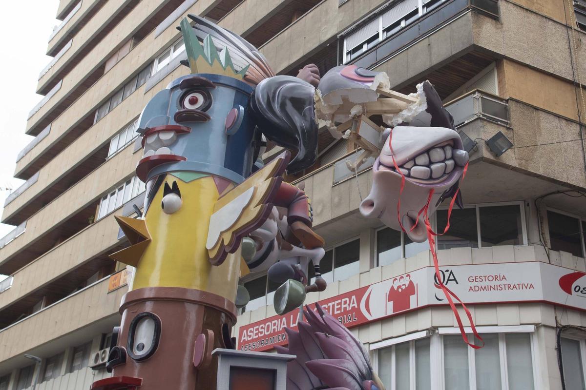 Desperfectos en el remate central de la falla, con piezas destrozadas.