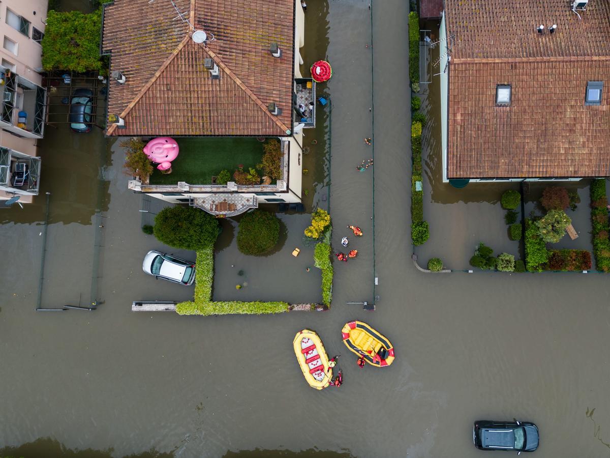 Al menos 14 muertos y 20.000 evacuados tras las inundaciones en Emilia Romaña (Italia)