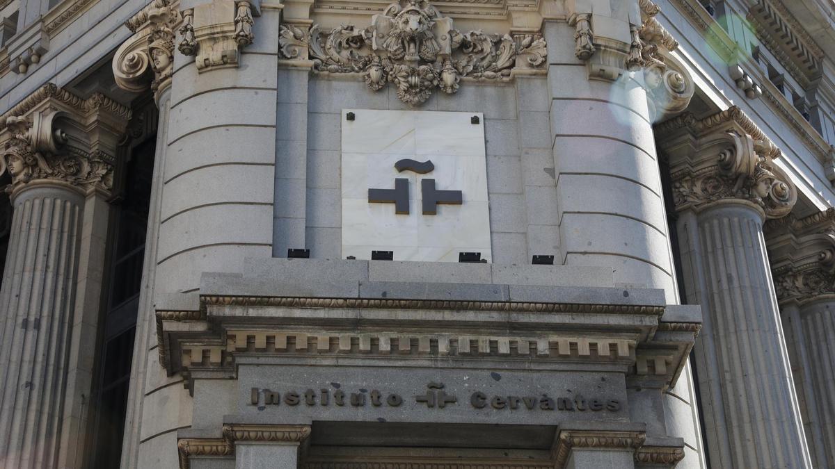 Archivo - Puerta principal del Instituto Cervantes en el Edificio de las Cariátides (C/ Alcalá Nº 49, Madrid).