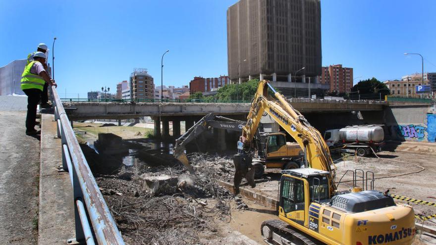 Imagen de archivo de las obras de demolición del puente de Tetuán.