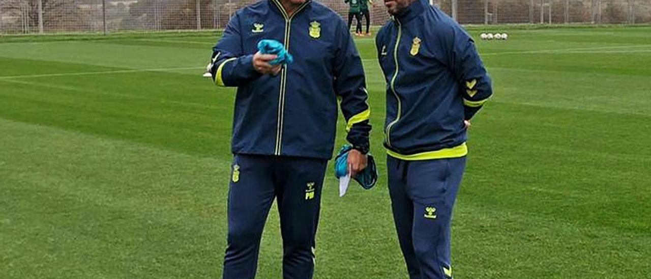 Pepe Mel, técnico de la UD, junto a David Gómez, preparador físico, durante el entreno de ayer en Las Rozas (Madrid).