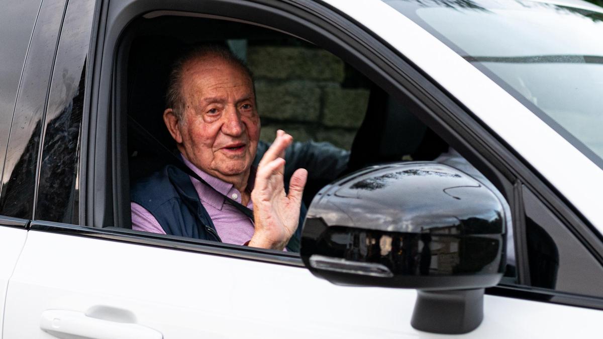 Juan Carlos I, en el coche con Pedro Campos, al abandonar Sanxenxo este lunes.