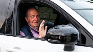 Juan Carlos I, en el coche con Pedro Campos, al abandonar Sanxenxo, en verano.
