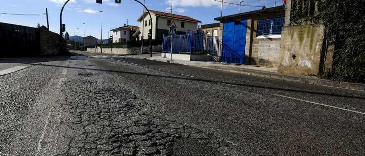 La carretera que une La Carriona con La Cruz de Illas, que carece de aceras.