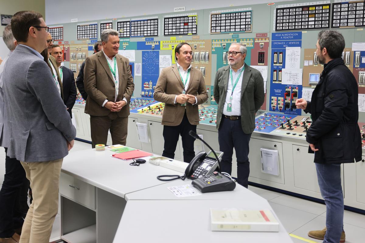 Visita de Pérez Llorca a la central nuclear de Cofrentes, ayer.