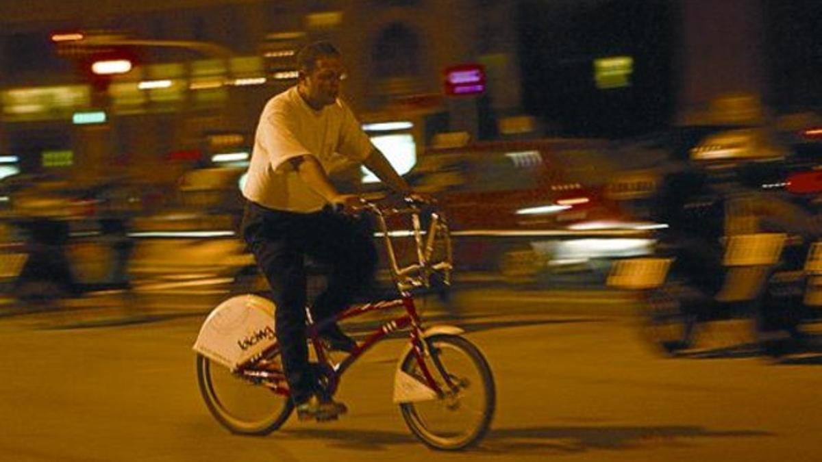 Un usuario de las bicis públicas de Barcelona en la franja de servicio nocturna.