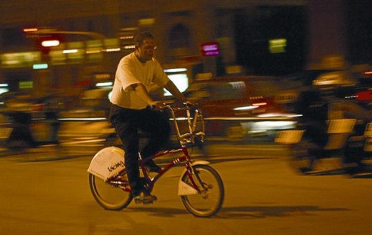 Un usuari de les bicis públiques de Barcelona en la franja de servei nocturna. Un usuari de les bicis públiques de Barcelona en la franja de servei nocturna.