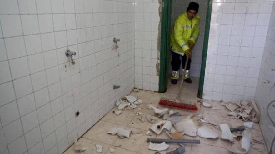 Un trabajador limpia los destrozos en los aseos de La Mota en 2011.