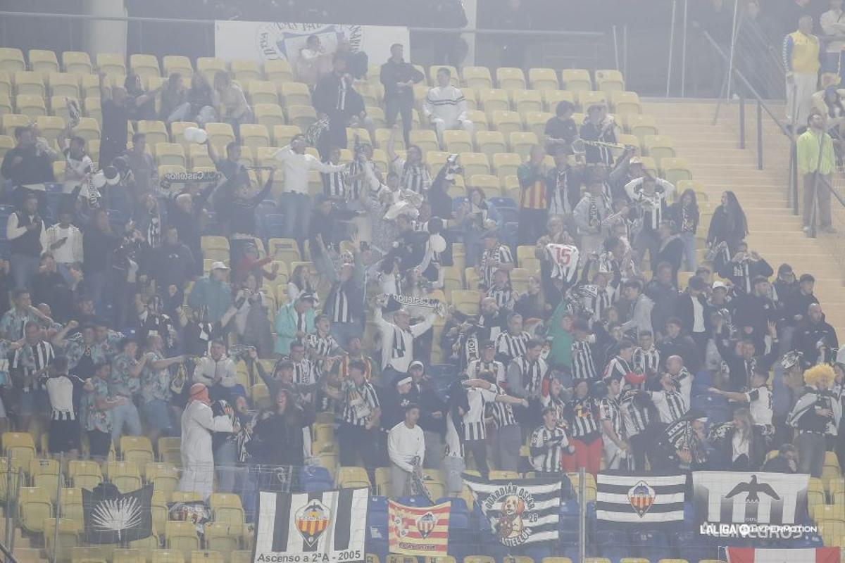 Los aficionados del Castellón en el estadio de Las Palmas, celebrando el empate.